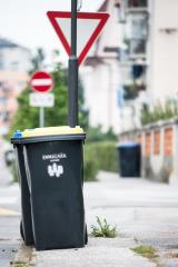 Zabojniki na pločnikih, cestiščih in drugih javnih površinah so nevarni za pešce, kolesarje in voznike. (1)